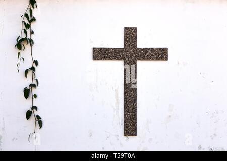 Bible religieuse Croix contre le fond blanc sur l'ancienne église catholique espagnole mur fissuré à Suchitoto El Salvador Banque D'Images