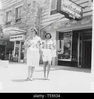 Deux dames faire du shopping sur leurs vacances Smoky Mountain dans Pigeon Forge vers 1960. Banque D'Images