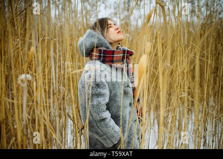 Femme en hiver est en roseaux Banque D'Images