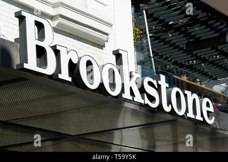 SANTA MONICA, CA/USA - 18 avril 2019 : Brookstone store extérieur et le logo de marque. Banque D'Images