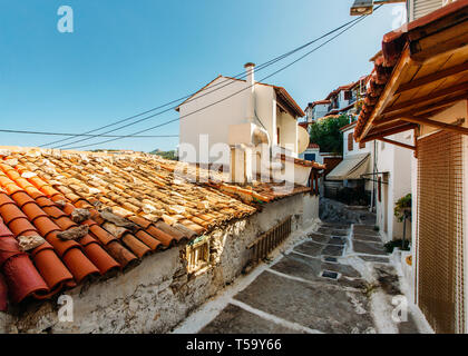 Belle vieille rue à Kokkari sur Samos, Grèce Banque D'Images