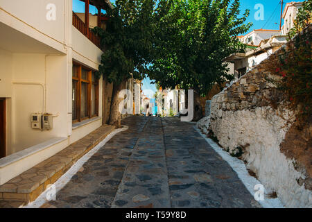 Belle vieille rue à Kokkari sur Samos, Grèce Banque D'Images