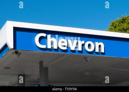 SANTA MONICA, CA/USA - 18 avril 2019 : station de remplissage automobile Chevron et logo de marque. Banque D'Images