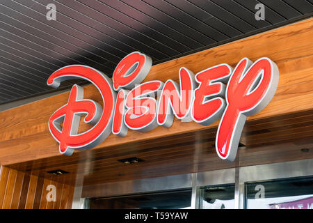 SANTA MONICA, CA/USA - 18 avril 2019 : Disney Store store extérieur et le logo de marque. Banque D'Images