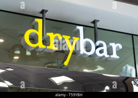 SANTA MONICA, CA/USA - 18 avril 2019 : Drybar store extérieur et le logo de marque. Banque D'Images