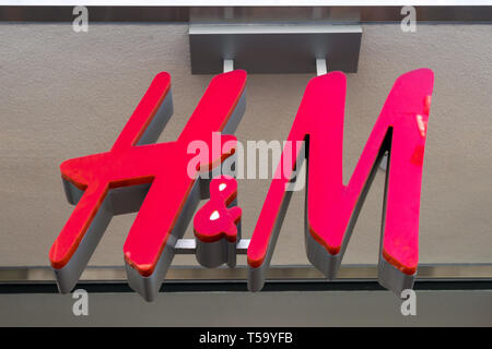 SANTA MONICA, CA/USA - 18 avril 2019 : H&M store extérieur et le logo de marque. Banque D'Images