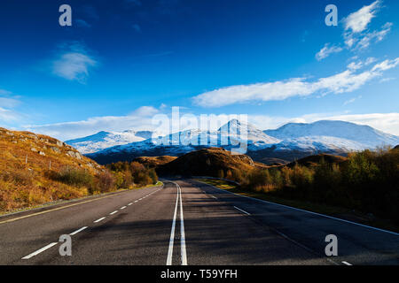 L'A830 de mallaig à Fort William à la fin de l'automne, juste après la première neige Banque D'Images