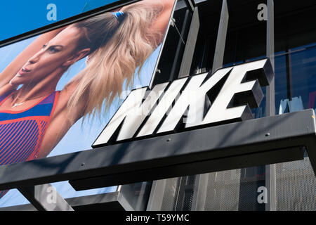 SANTA MONICA, CA/USA - 18 avril 2019 : Nike store extérieur et le logo de marque. Banque D'Images