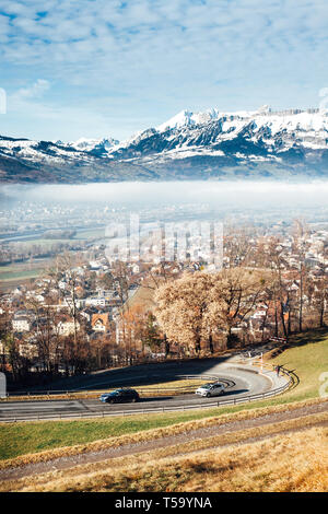 Ville de Luxembourg la capitale du Liechtenstein, le brouillard au-dessus de la rivière et de la neige des montagnes de la Suisse à partir de la colline surplombant Banque D'Images