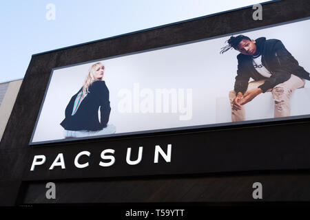 SANTA MONICA, CA/USA - 18 avril 2019 : PacSun store extérieur et le logo de marque. Banque D'Images