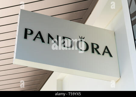 SANTA MONICA, CA/USA - 18 avril 2019 : Pandora store extérieur et le logo de marque. Banque D'Images