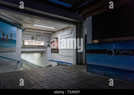 Le chemin de fer à la métro Kalk Bay Brass Bell restaurant en Afrique du Sud province Banque D'Images