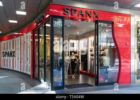 SANTA MONICA, CA/USA - 18 avril 2019 : SPANX store extérieur et le logo de la marque. Banque D'Images