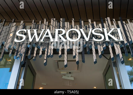 SANTA MONICA, CA/USA - 18 avril 2019 : Swarovski store extérieur et le logo de marque. Banque D'Images