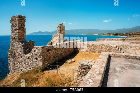 Vue sur la plage de Potokaki Château de Lykourgos Logothetis dans l'île de Samos Banque D'Images