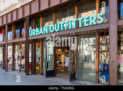 SANTA MONICA, CA/USA - 18 avril 2019 : Urban Outfitters store extérieur et le logo de marque. Banque D'Images