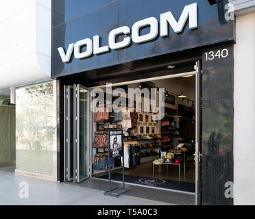 SANTA MONICA, CA/USA - 18 avril 2019 : Volcom store extérieur et le logo de marque. Banque D'Images