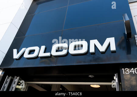 SANTA MONICA, CA/USA - 18 avril 2019 : Volcom store extérieur et le logo de marque. Banque D'Images