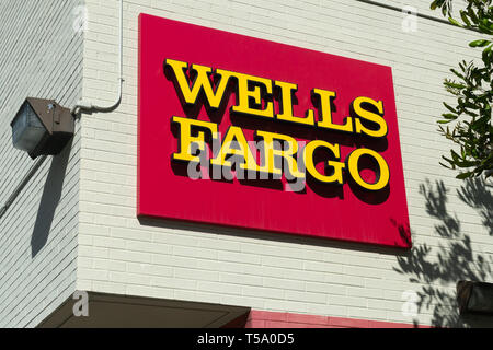 SANTA MONICA, CA/USA - 18 avril 2019 : Wells Fargo panneau extérieur et le logo. La Wells Fargo & Company est une activité bancaire et financière internationale se Banque D'Images