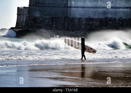 Oeiras, Lisbonne, Portugal- le 13 mars 2019 : Belle plage appelée Praia da Torre à Lisbonne, au Portugal, en une journée ensoleillée de printemps. Surfers jouant avec e Banque D'Images