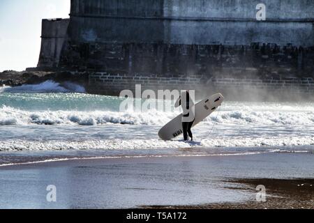 Oeiras, Lisbonne, Portugal- le 13 mars 2019 : Belle plage appelée Praia da Torre à Lisbonne, au Portugal, en une journée ensoleillée de printemps. Surfers jouant avec e Banque D'Images