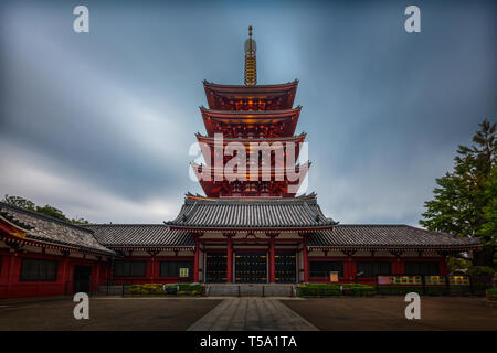 Ji-Sensoji Temple japonais rouge au coucher du soleil à Asakusa, Tokyo, Japon Banque D'Images