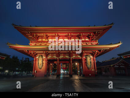 Ji-Sensoji à Asakusa Temple japonais rouge la nuit, Tokyo, Japon Banque D'Images