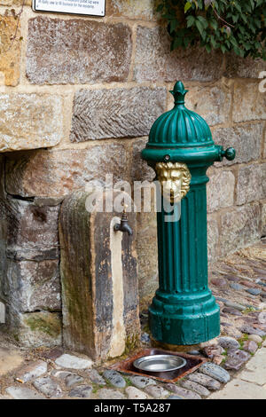 Fonte, Victorian fontaine à eau - ou de la pompe à eau - tuyau de support et à Robin Hood's Bay, North Yorkshire, Angleterre, Royaume-Uni Banque D'Images