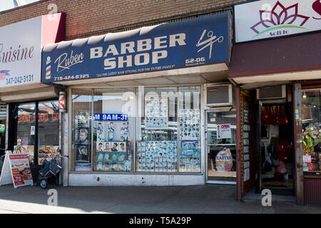 L'extérieur de RUBEN COIFFURE sur Roosevelt Avenue sous l'el à Woodside, Queens, New York. Banque D'Images