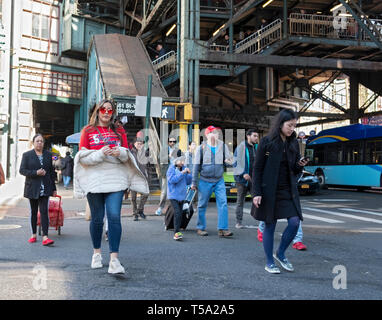 Un groupe diversifié de passagers au large de l'élevé gettin # 7 train sur Roosevelt Avenue à Woodside, Queens, New York. Banque D'Images