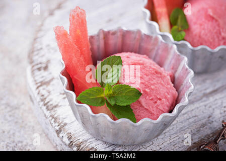 Watermelon ice cream en cuves métalliques Banque D'Images