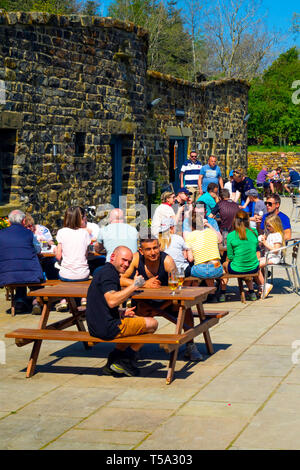 Des groupes de la famille profiter de soleil du printemps à l'Éternel populaires cafÃ© des pierres dans le Cleveland Hills North York Moors National Park Banque D'Images