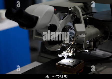 Liaison à l'aide d'ultrasons d'un fil d'or au cours de la fabrication de dispositifs à semi-conducteurs Banque D'Images