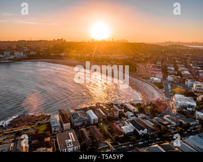 La plage de Bondi Drone abattu au coucher du Soleil avec Sydney CBD en arrière-plan au coucher du soleil Banque D'Images