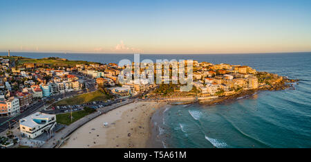 La plage de Bondi Drone abattu au coucher du Soleil avec Sydney CBD en arrière-plan au coucher du soleil Banque D'Images