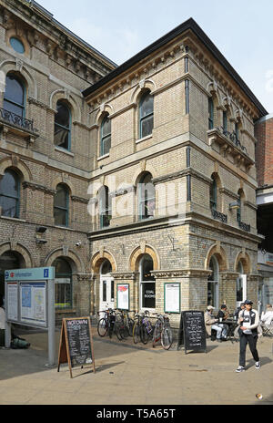 Entrée de Peckham Rye gare dans le sud de Londres, au Royaume-Uni. Présente le nouveau trou de charbon et Gosnels bar restaurant et bar de l'hydromel. Banque D'Images