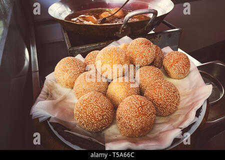 Vietnam traditionnelle boule frit haricots dessert la vente dans la rue à Danang Banque D'Images