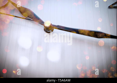 Les mains noires sur blanc d'horloge. Golden Celebration Lights Réflexions. Maison de vacances, Fête, Party Time Concept. Banque D'Images