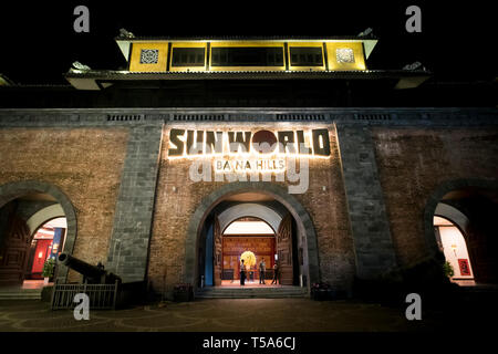 Ba Na Hills, Vietnam - Dec 26, 2019 : Sun World est le parc d'en haut de la colline, un endroit avec des attractions et sites touristiques de nuit. Banque D'Images