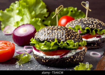 Burger végétarien avec légumes et crème de fromage cottage Banque D'Images