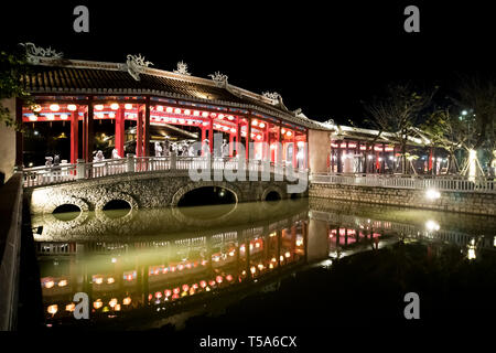 Ba Na Hills, Vietnam - Dec 26, 2019 : Sun World est le parc d'en haut de la colline, un endroit avec des attractions et sites touristiques de nuit Banque D'Images
