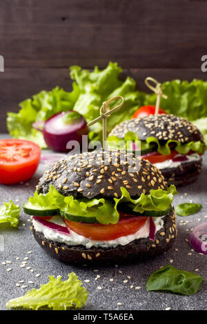 Burger végétarien avec légumes et crème de fromage cottage Banque D'Images