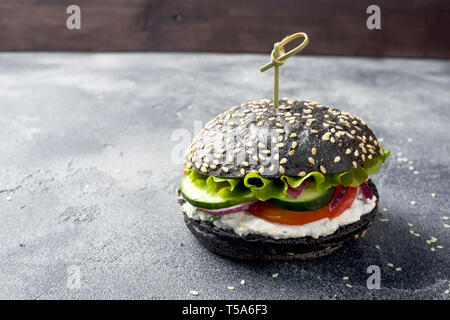 Burger végétarien avec du fromage blanc et crème de légumes Copy space Banque D'Images