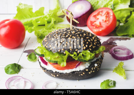 Burger végétarien avec légumes et crème de fromage cottage Banque D'Images