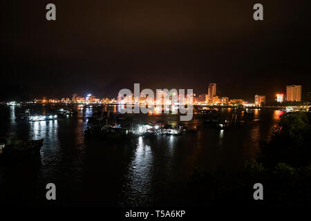 CAT BA, VIET NAM ville, le Bay Cat Ba, Hai Phong, Vietnam, la nuit Banque D'Images