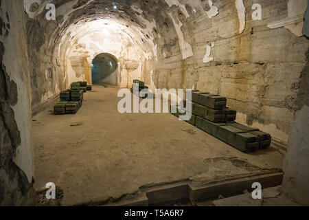 Ile de Cat Ba, La Baie Lan Ha Vietnam : Boîte de munitions abandonnées à Cannon Cove sur l'île Cat Ba, La Baie Lan Ha Ha Long Bay à gauche plus de la guerre du Vietnam wit Banque D'Images