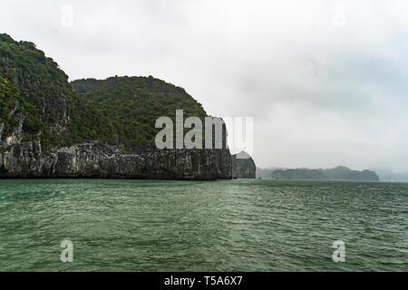 Une sombre et brumeux matin ciel couvert sur la baie d'Halong, Vietnam Banque D'Images