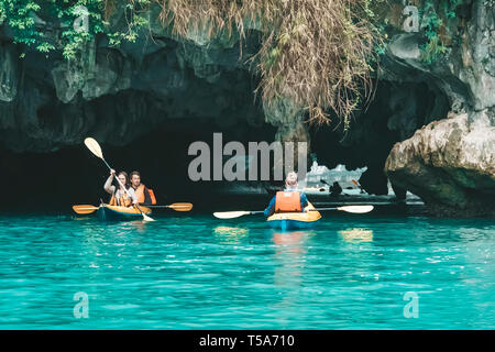 Les touristes nager sur un kayak bateau dans une grotte dans la baie d'Halong au nord du Vietnam. Ile de Cat Ba Baie de Halong Vietnam. 09.01.2019 Banque D'Images