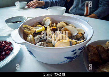 Ouvrir les moules cuites sur la table dans le pot Banque D'Images
