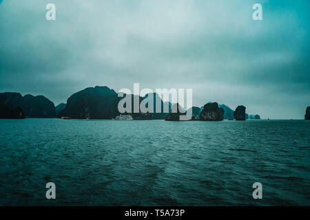 Une soirée dans la baie d'Ha Long, Vietnam. Banque D'Images